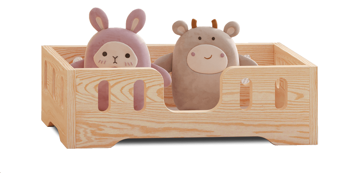 Drewniane łóżko dla lalek z podłużnymi wycięciami w barierkach ze sklejki sosnowej w kolorze naturalnego drewna